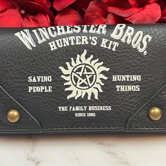 Supernatural Black Pentagram Bifold Wallet - Picture 4 of 13